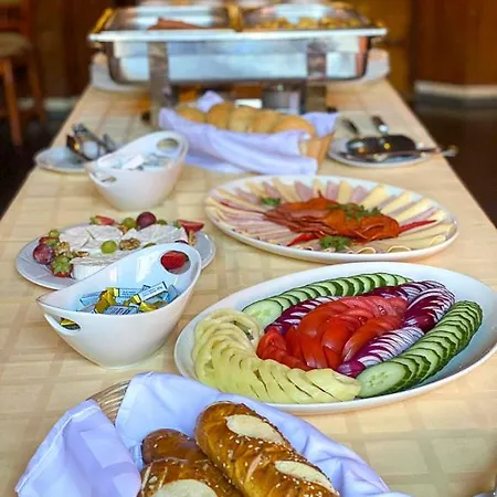 Kis Szieszta Panzio 住宿加早餐酒店 3*